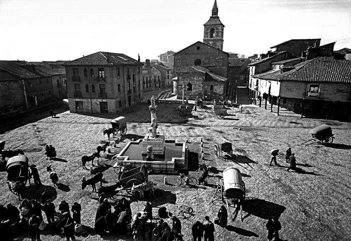 Plaza del Grano (León) en 1955, en una fotografía de Manuel Martín (Foto Exacta).
