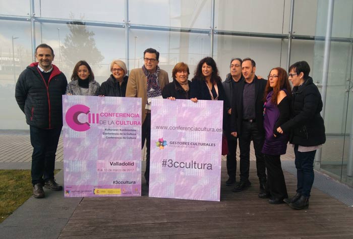 La concejala de Cultura de Valladolid, Ana Redondo, y algunos gestores culturales posan con el cartel del evento. 10-II-2017.