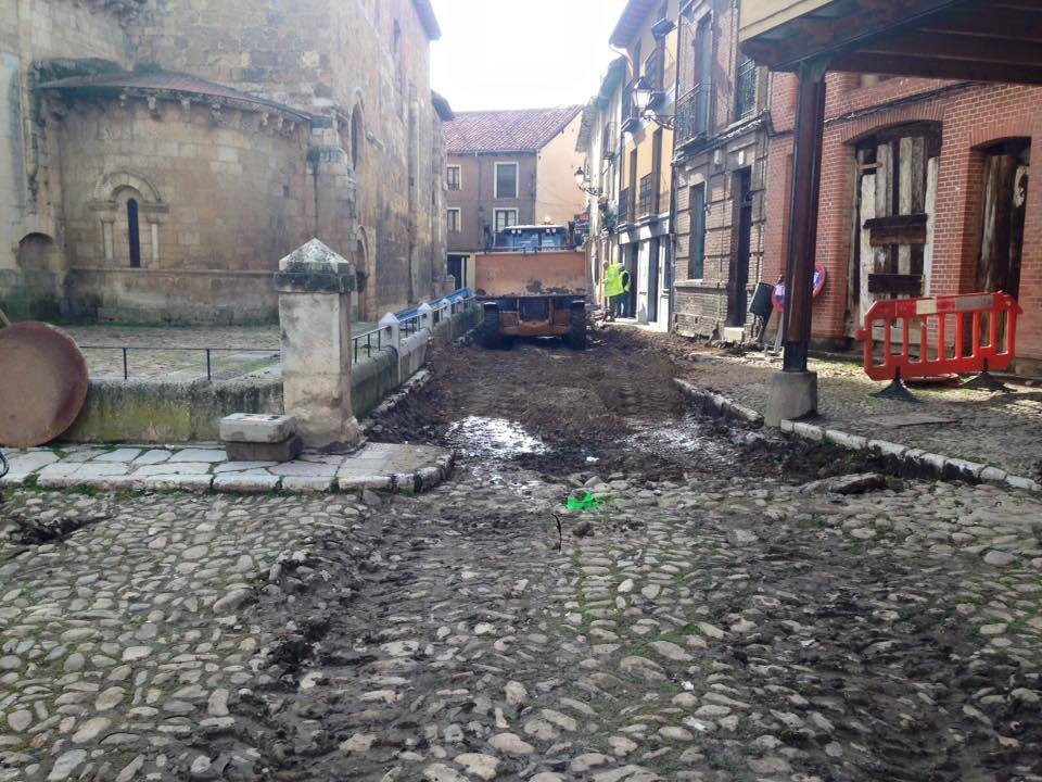 Aspecto del empedrado tras el paso de una excavadora pesada, el lunes 6 de febrero.