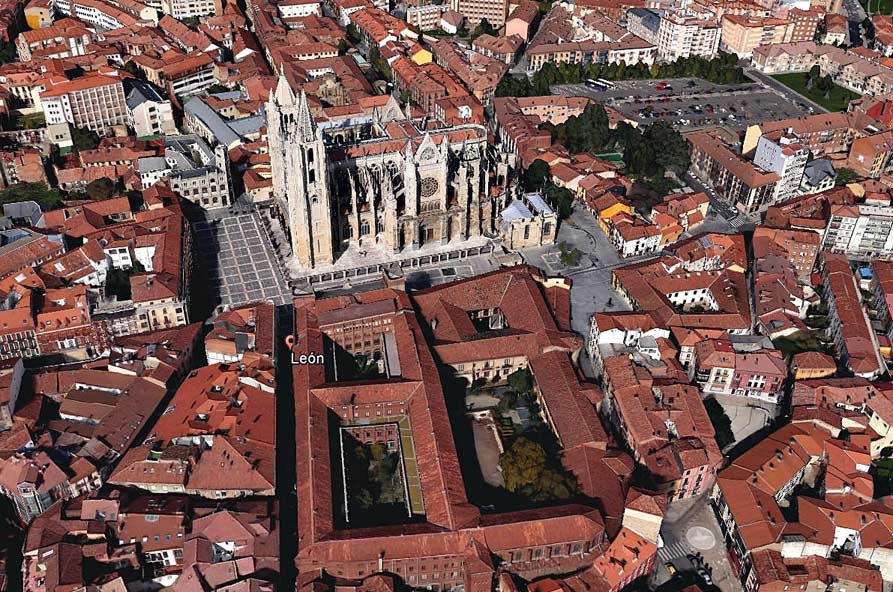 Catedral de León y entorno cercano. Vista aérea Google Earth. Se observan patios y núcleos de manzanas con restos de huertas y ajardinados.