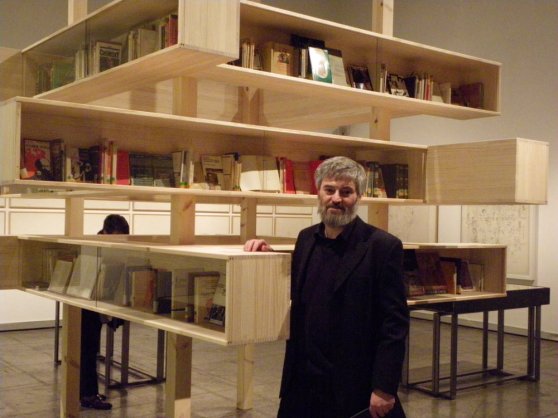 Jesús Palmero, junto a la pieza en la que se muestra la biblioteca de Amable Arias en el Musac. © Fotografía: Eloísa Otero.