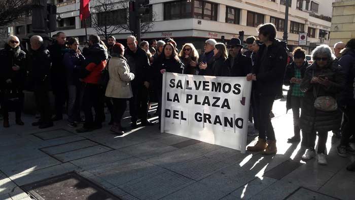 Concentración ante el Ayuntamiento. 7-II-2017.