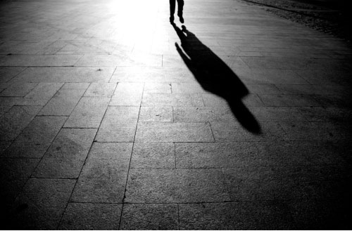 Se abraza la sombra al vacío…