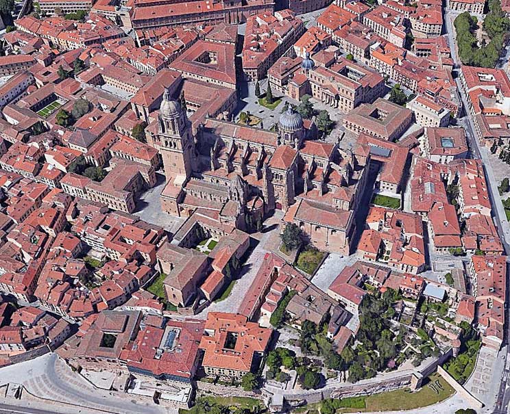 Catedrales de Salamanca y entorno cercano. Vista aérea Google Earth. Se observan patios y núcleos de manzanas con restos de huertas y ajardinados.