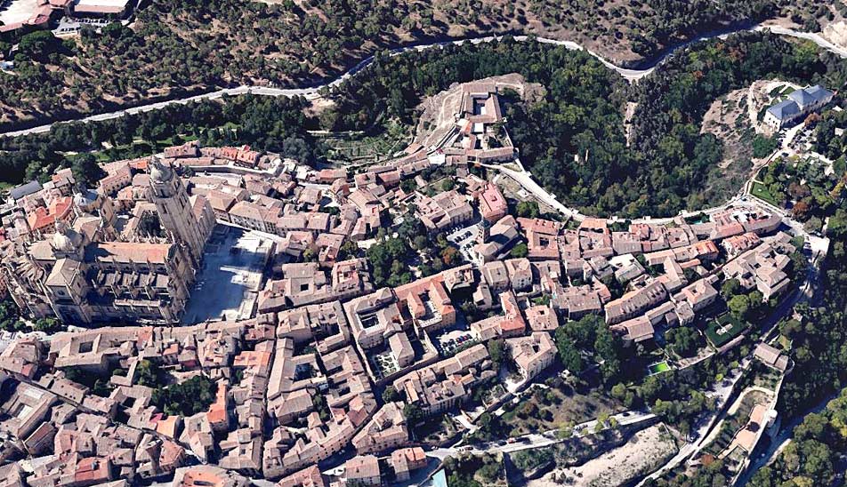 Catedral de Segovia y entorno urbano. Vista aérea Google Earth. Se observan patios y núcleos de manzanas con restos de huertas y ajardinados.