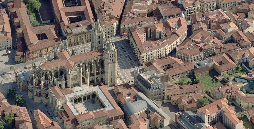 Catedral de León y entorno cercano. Vista aérea Google Earth. Otros patios y núcleos de manzanas con restos de huertas y ajardinados.