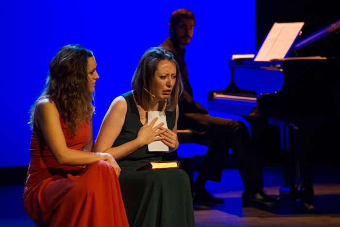 Las actrices María Negro (de rojo) y Alba Frechilla (de verde). © Fotografía: Marta Vidanes.