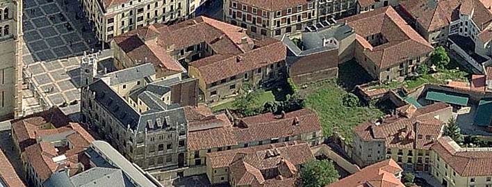 Detalles de patios y núcleos de manzanas con restos de huertas y ajardinamientos del entorno Catedral de León. Vista aérea Google Earth.