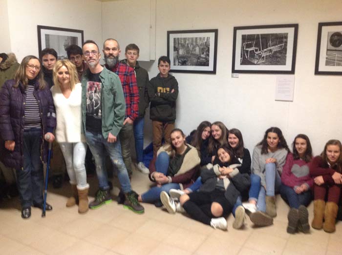 Los fotógrafos en la sala de exposiciones, con los alumnos del colegio.
