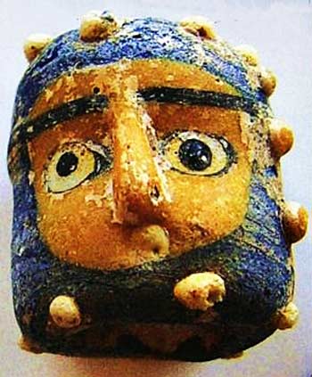 F8. Pequeña figura de un Bes-Jano, luego transformado en un Jano bifronte, hallado en las excavaciones de Pintia. Fuente: revista Vaccea 2007.