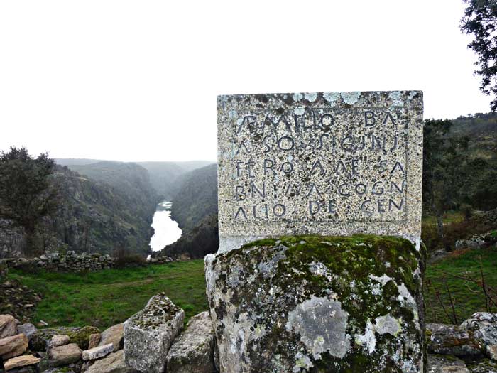 F9. Reproducción de una estela honorífica de un soldado lusitano que participo al menos en una expedición a Britania.