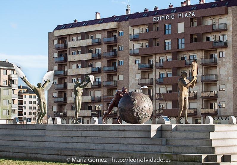 “Los cuatro elementos”, conjunto escultórico de Esperanza d’Ors, escondido en el desangelado polígono de La Lastra (León). Fotografía: María Gómez / leonolvidado.es (Haz un click)