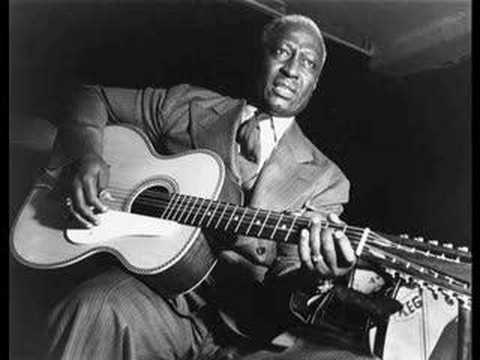 Leadbelly (con su guitarra de 12 cuerdas) pasó muchos años en la cárcel%2c y supo captar y transmitir lo que allí se siente.jpg