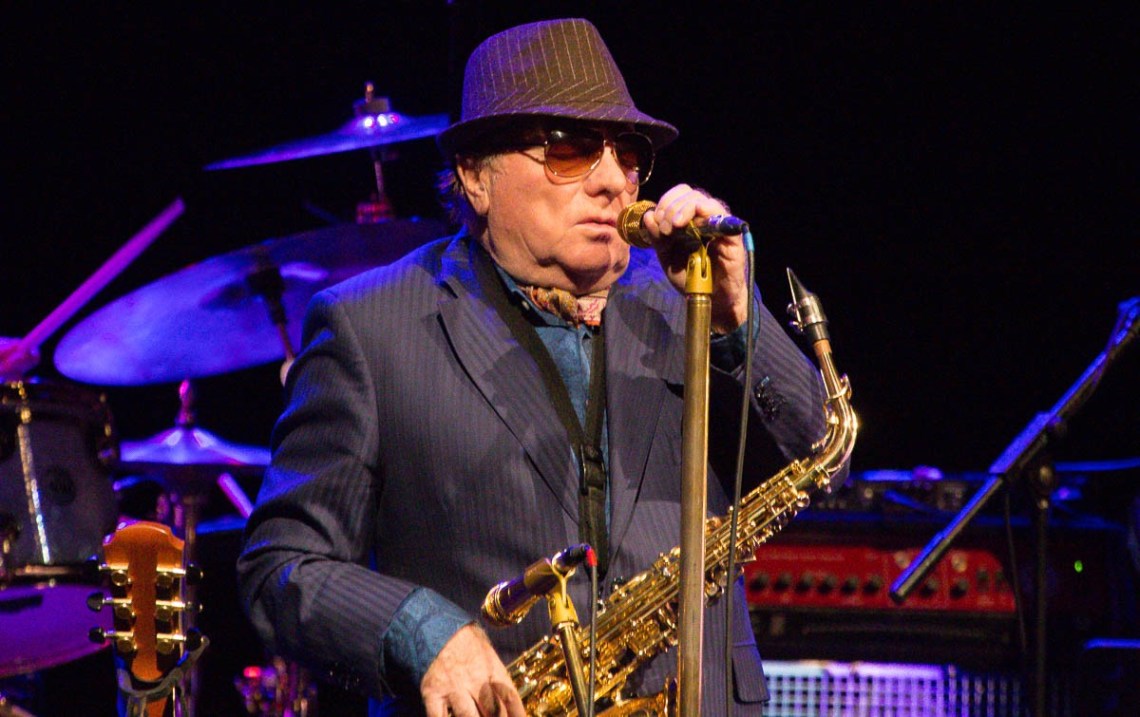 A pesar de su fama de cascarrabias%2c Van Morrison también suplicó %27dame un beso%27.jpg