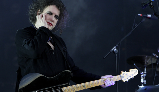 The Cure%2c o sea%2c Robert Smith%2c aún en los 70 señalaron a los tipos falsos preocupados sólo por las apariencias.jpg