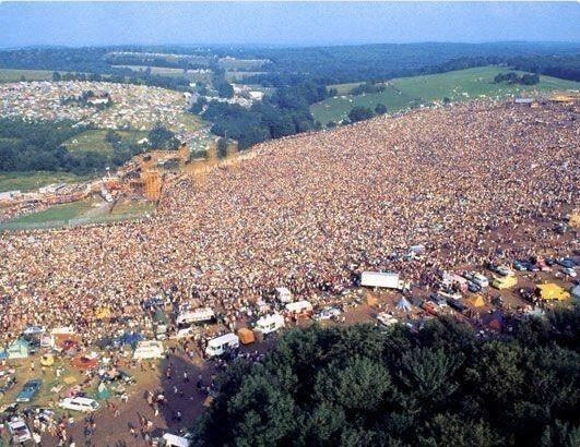 Tal cantidad de gente atasca carreteras%2c colapsa los servicios%2c consume y ensucia en cantidades industriales%2c sobre todo si se esperan 50 y se presentan 500.jpg