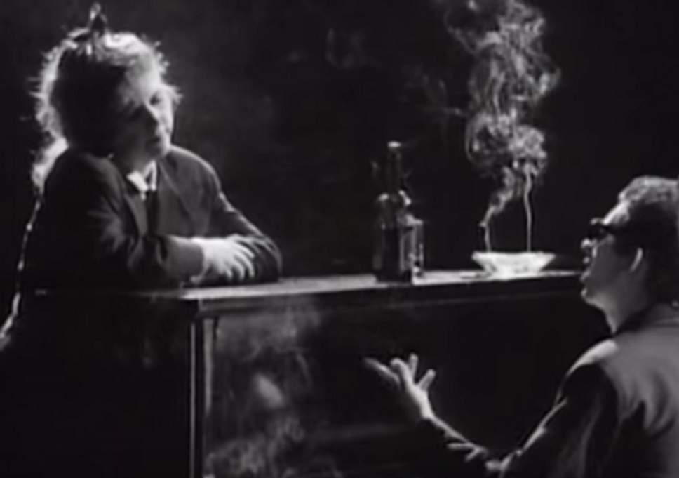 Kirsty y Shane en el vídeo de este clásico folk-punk de The Pogues. Un día borrarán de él el alcohol y el tabaco.jpg