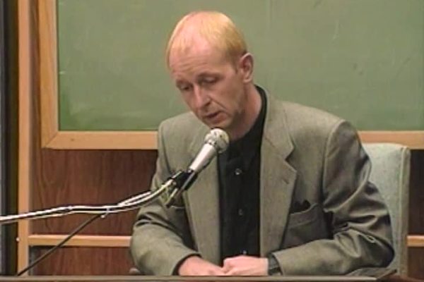 Rob Halford, de Judas Priest, en el juicio en el que se les acusó de incitar con sus letras al suicidio de dos jóvenes.jpg