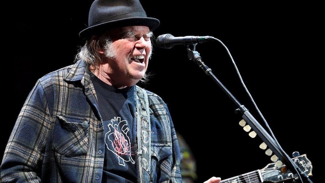 El inagotable Neil Young ha escrito varias veces sobre sus colegas del rock, y a su vez también se ha visto en canciones ajenas.jpg
