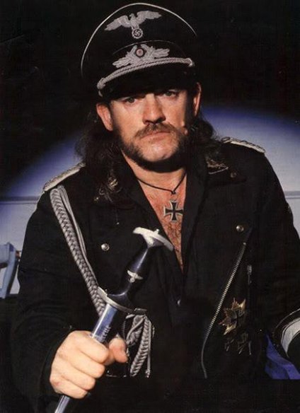 Lemmy Kilmister ataviado con piezas de su colección de memorabilia nazi sin que nadie lo tenga por tal.jpg