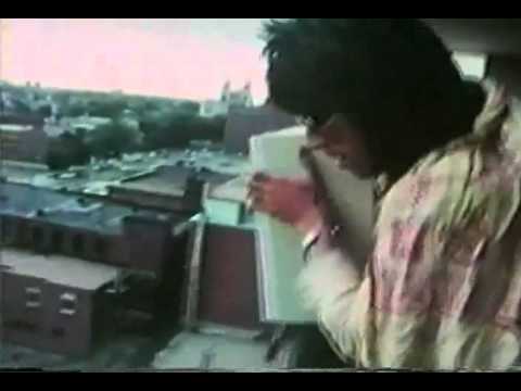 Keith Richards a punto de tirar la tele por la ventana del 'hotel del jaleo'.jpg